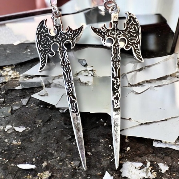 Stylish silver toned axe earrings with detailed design. Perfect for a DND player - Picture 11 of 15